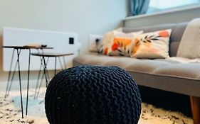 Unique Studio Apartment Near Old Trafford Stadium - Sleeps Up To 4!